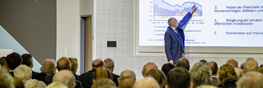 Prof. Dr. Dr. h.c. Christoph M. Schmidt bei Vorstellung des Jahresgutachtens 2019/20 Prof. Dr. Dr. h.c. Christoph M. Schmidt bei Vorstellung des Jahresgutachtens 2019/20