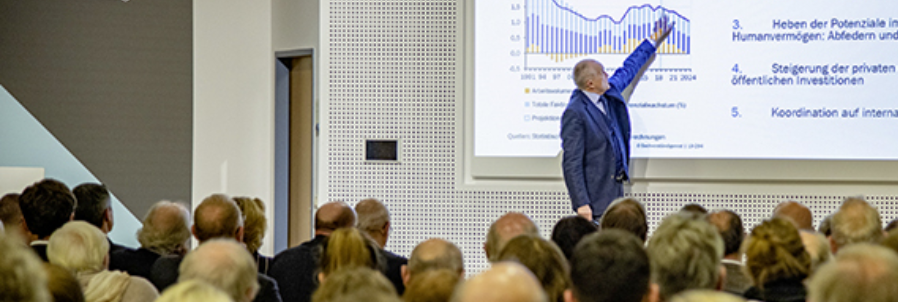 Prof. Dr. Dr. h.c. Christoph M. Schmidt bei Vorstellung des Jahresgutachtens 2019/20 Prof. Dr. Dr. h.c. Christoph M. Schmidt bei Vorstellung des Jahresgutachtens 2019/20