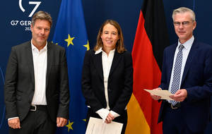 Bundesminister für Wirtschaft und Klimaschutz Dr. Robert Habeck mit Prof. Dr. Dr. Ulrike Malmendier und Prof. Dr. Martin Werding. © BMWK / Andreas Mertens